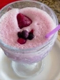 Una foto de Smoothie de fresas y frutos del momento