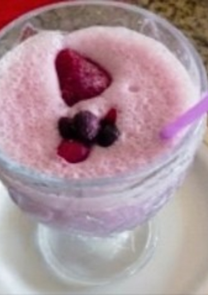 Una foto de Smoothie de fresas y frutos del momento