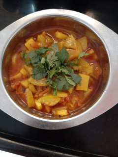 દૂધી બટાકા નું શાક (Dudhi Bataka Shak Recipe In Gujarati) રેસીપી મુખ્ય ફોટો