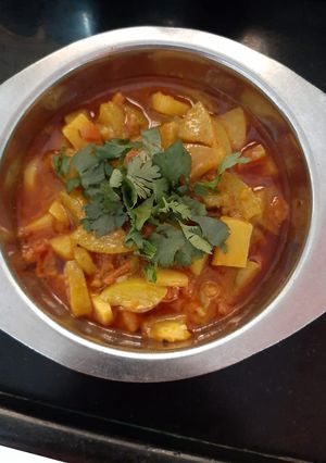 દૂધી બટાકા નું શાક (Dudhi Bataka Shak Recipe In Gujarati) રેસીપી મુખ્ય ફોટો