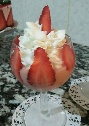 صورة لوصفة كؤوس كريمة فراولة