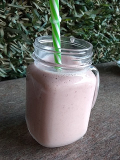 Una foto de Batido de fresas y plátano