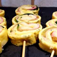 Foto di Rotolini di frittata con zucchine grigliate, prosciutto cotto e