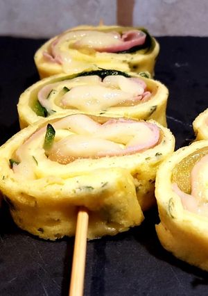 Foto di Rotolini di frittata con zucchine grigliate, prosciutto cotto e