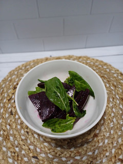 Una foto de Ensalada de rúcula y remolacha