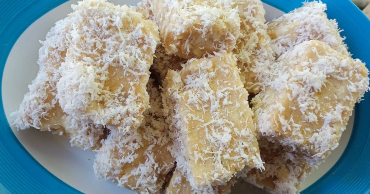 Sepiring getuk singkong lembut dengan taburan kelapa parut, camilan tradisional yang memikat rasa
