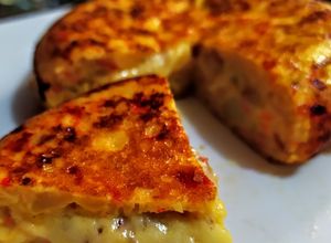 Una foto de MINITORTILLA Española, con Jamón🥩Serrano y🧀Queso Sabana...!😋
