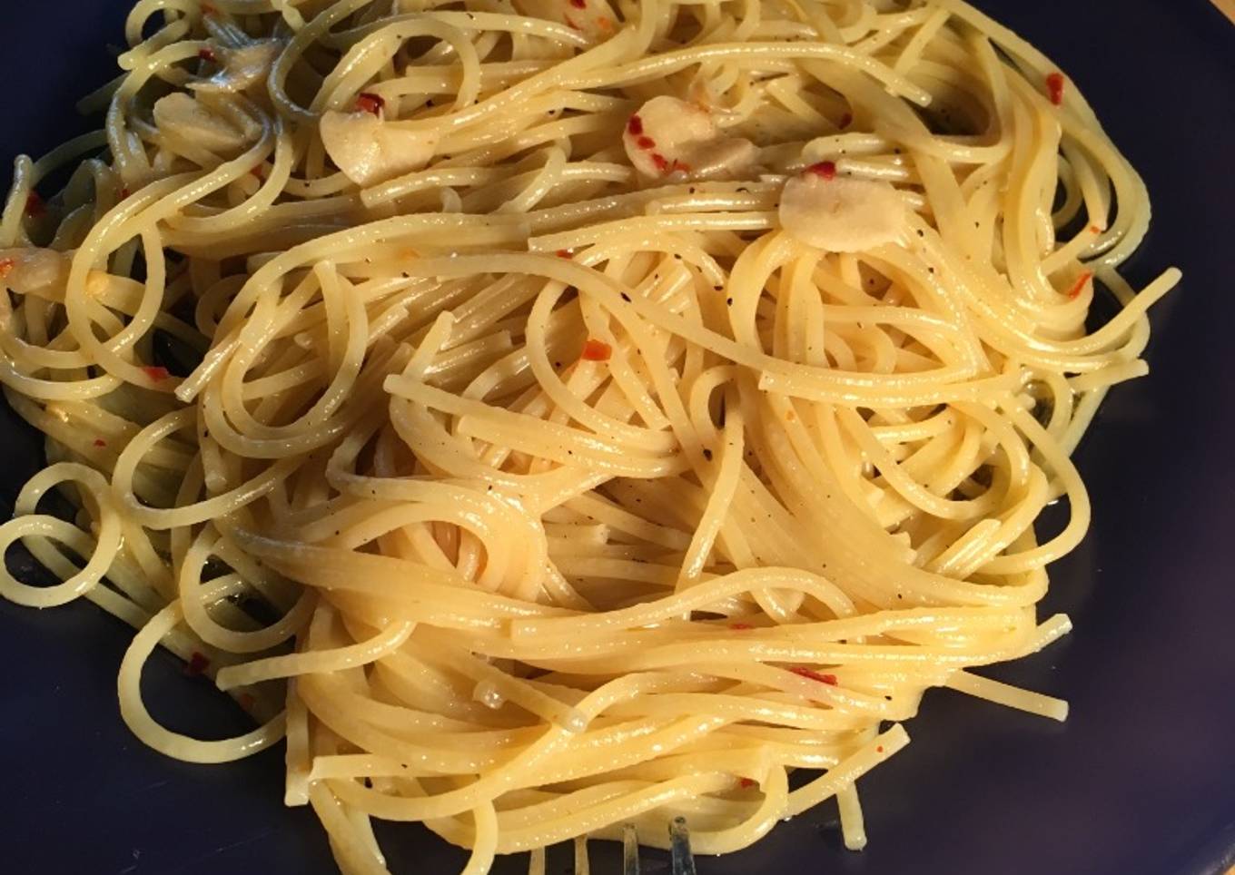 Pepperoncino (spaghetti with garlic, butter and paprika)