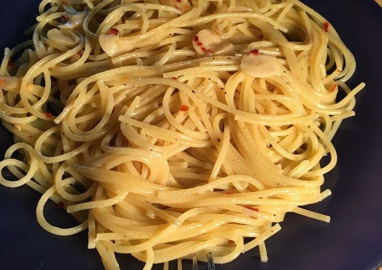 Simple Way to Prepare Homemade Peperoncino (Spaghetti with Garlic, Oil, and Chili Peppers)