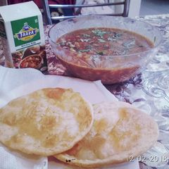 A picture of Chana bhatura.