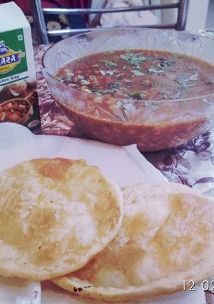 A picture of Chana bhatura.