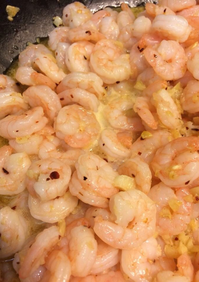Una foto de Camarones al mojo de ajo