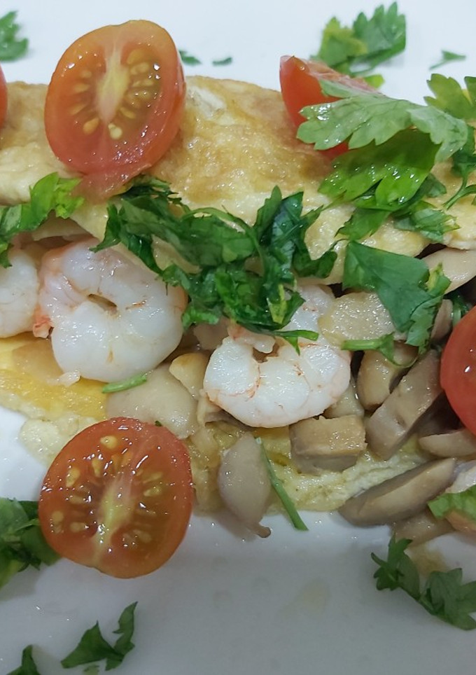 Una foto de Tortilla rellena, champiñones con gambas al ajillo....🦐🦐