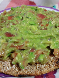 Una foto de Pan integral con guacamole