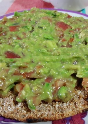 Una foto de Pan integral con guacamole