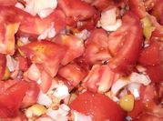 Una foto de ensalada de migas de bacalao