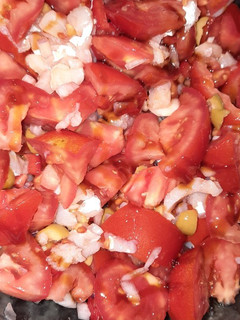 Una foto de Ensalada de tomate y bacalao (esqueixada a mi manera)