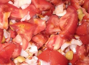 Una foto de Ensalada de tomate y bacalao (esqueixada a mi manera)