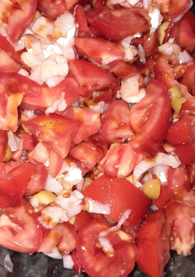 Una foto de Ensalada de tomate y bacalao (esqueixada a mi manera)