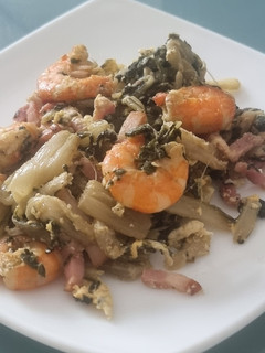 Una foto de Revuelto de acelgas, langostinos y bacon (Nota 9)