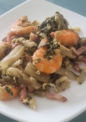 Una foto de Revuelto de acelgas, langostinos y bacon (Nota 9)