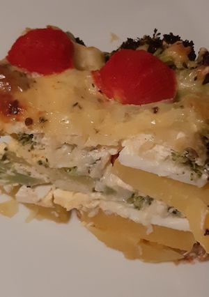 Rakott krumpli brokkolival, tojással és paradicsommal recept fotója