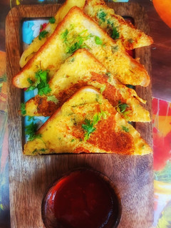 बेसन प्याज़ के क्रिस्पी टोस्ट(Beasan pyaz ke crispy toast recipe in Hindi) रेसिपी मुख्य फोटो