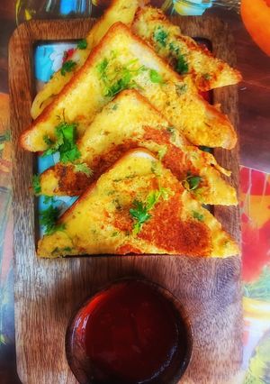 बेसन प्याज़ के क्रिस्पी टोस्ट(Beasan pyaz ke crispy toast recipe in Hindi) रेसिपी मुख्य फोटो
