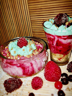 Una foto de Copa cremosa de queso y frutos rojos con aroma de ron