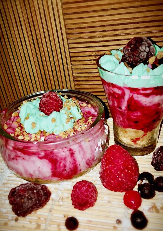 Una foto de Copa cremosa de queso y frutos rojos con aroma de ron