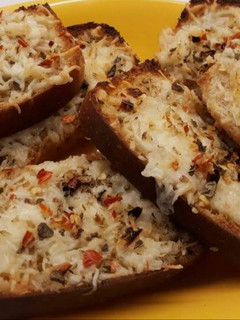 ચીઝ ગાર્લિક બ્રેડ(Cheese garlic bread recipe in gujarati) રેસીપી મુખ્ય ફોટો