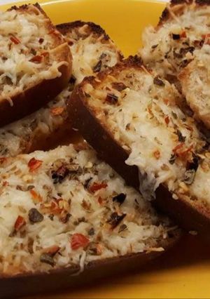 ચીઝ ગાર્લિક બ્રેડ(Cheese garlic bread recipe in gujarati) રેસીપી મુખ્ય ફોટો
