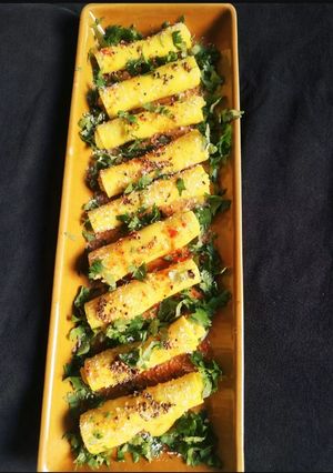 A picture of Khandvi.