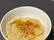 Una foto de hummus de berenjena