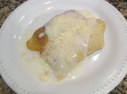 Una foto de crepas de pollo en salsa