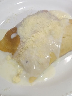 Una foto de Crepês de pollo con salsa blanca🌮