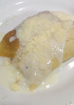 Una foto de Crepês de pollo con salsa blanca🌮
