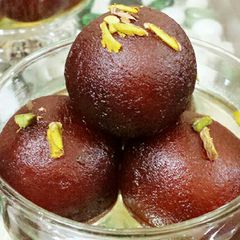 A picture of Gulab Jamun.