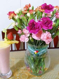 Hình của món Sinh tố thơm và dâu tây.