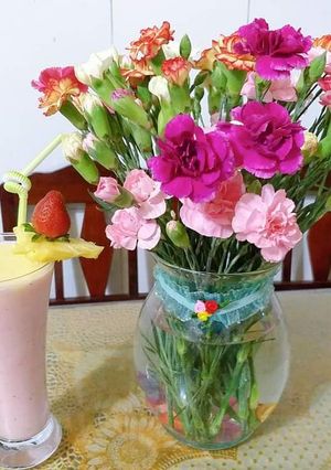 Hình của món Sinh tố thơm và dâu tây.