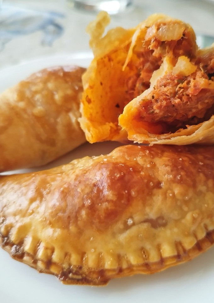 Una foto de Empanadillas de atún y berenjena especiadas con aceitunas