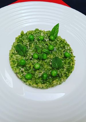 Une photo de Risotto verde à la menthe et au basilic