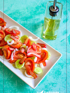 Una foto de Ensalada de tomate con cebolla, alficoz y hueva de merluza salada