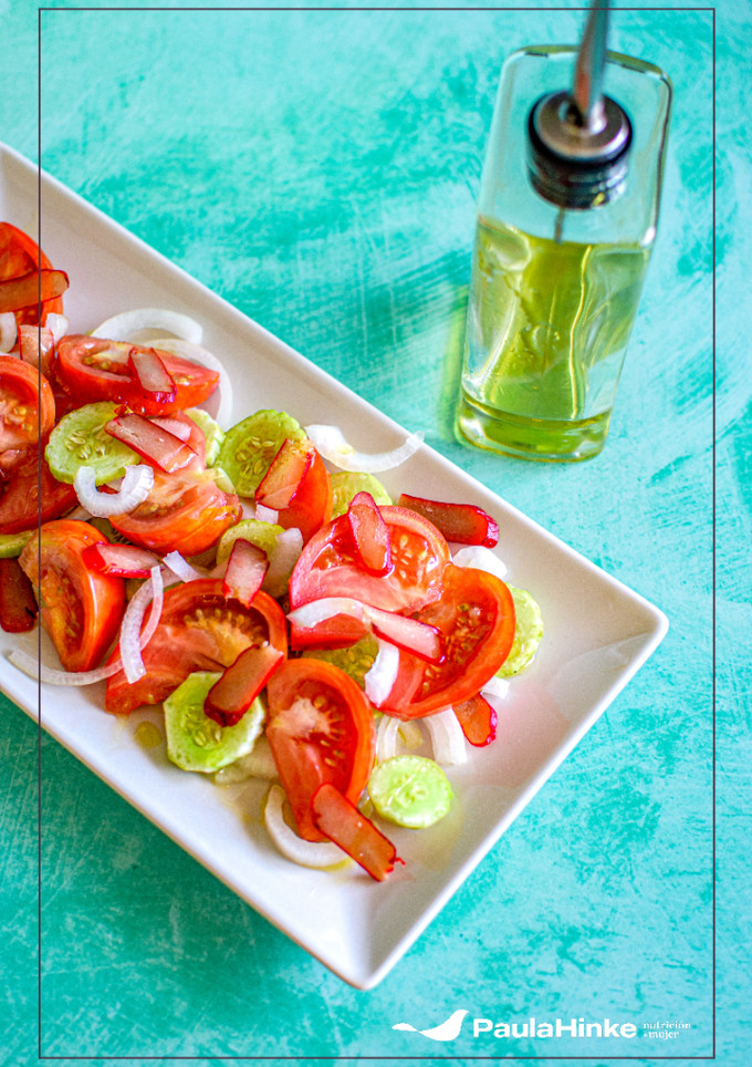 Una foto de Ensalada de tomate con cebolla, alficoz y hueva de merluza salada