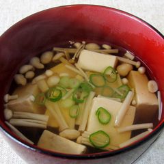 A picture of Tofu & Enoki Clear Soup.