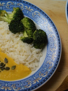 Una foto de Cena ligera de crema de verduras con brócoli salteado y arroz 🥦