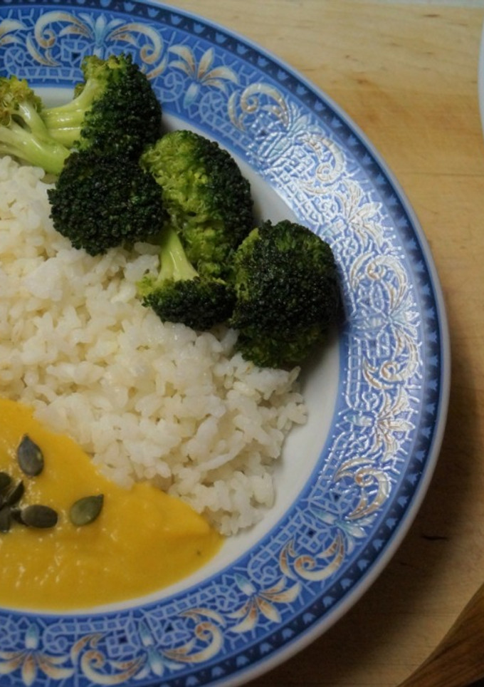 Una foto de Cena ligera de crema de verduras con brócoli salteado y arroz 🥦