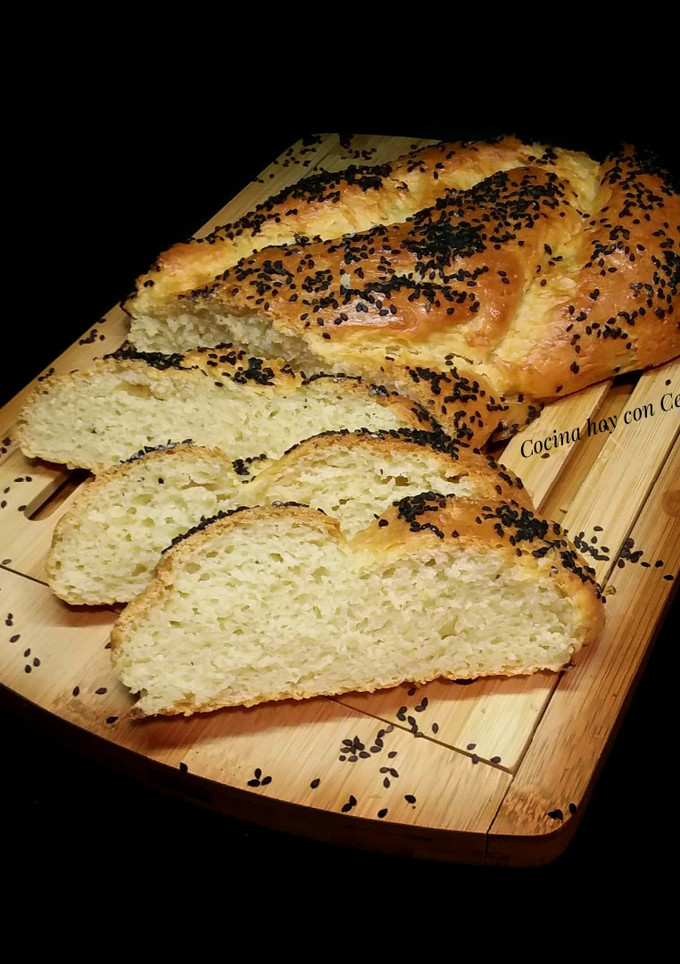 Una foto de Trenza con queso cheddar y semillas de amapola 😋
