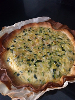 Una foto de Quiche de salmón y calabacín