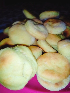 Una foto de Bizcochos veganos de mayo de acquafaba, cúrcumayharina leudante